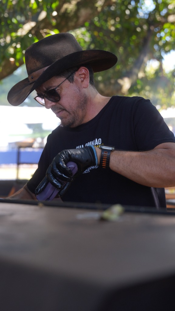 Chef Azambuja conferindo o ponto da carne
